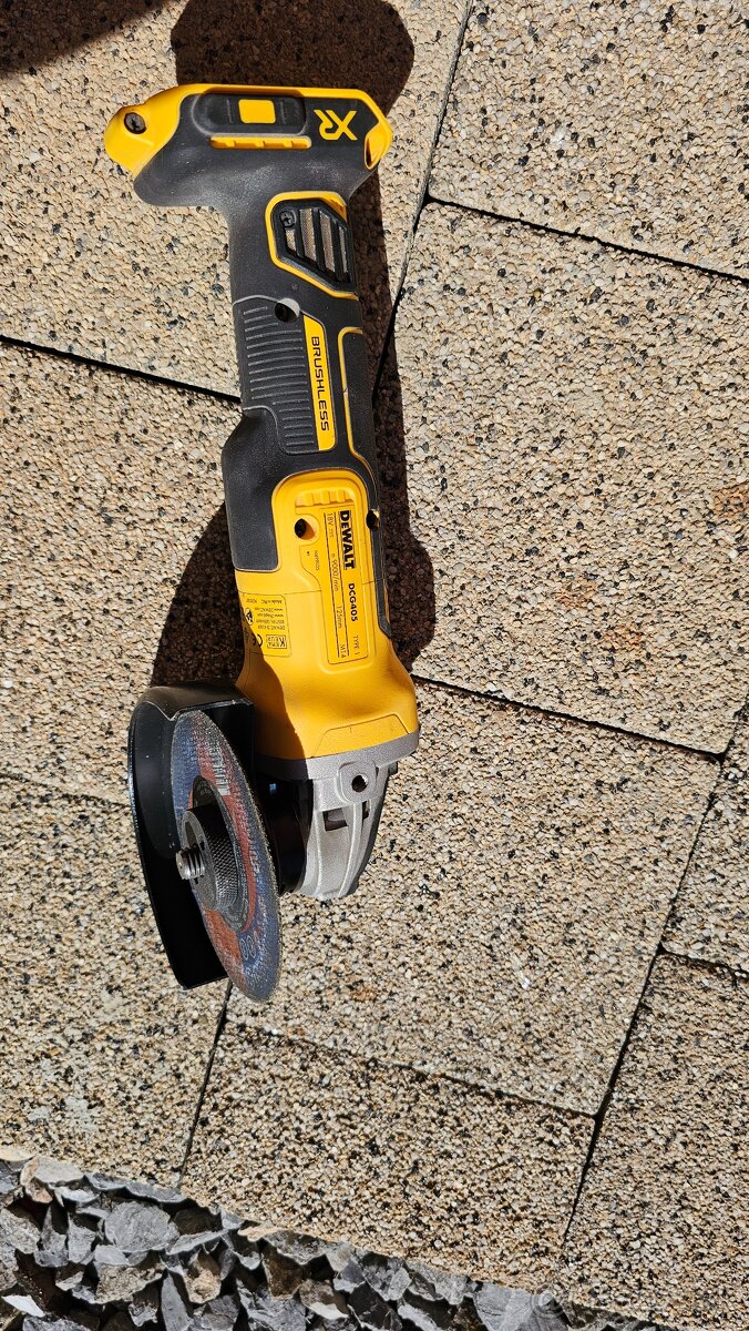Dewalt uhlova bruska DCG405