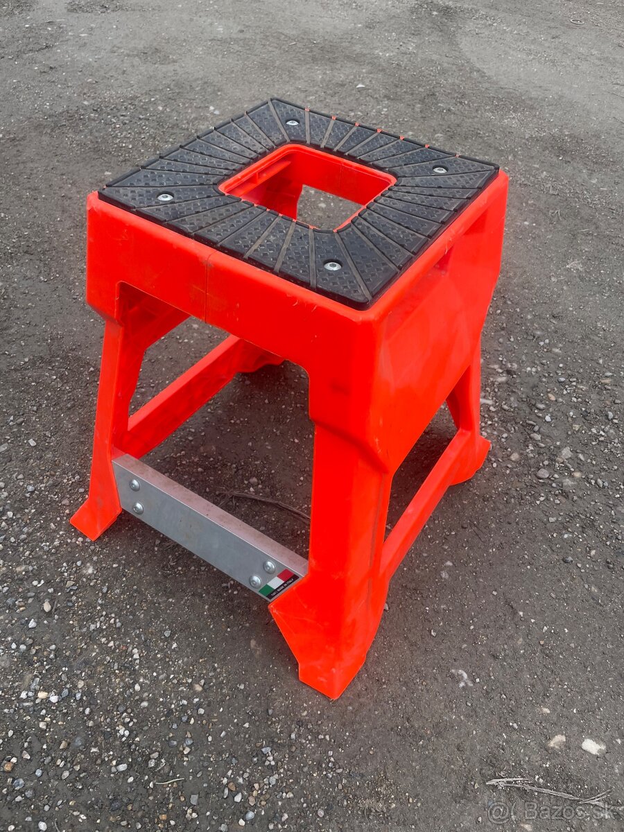 Podstavec pod motorku.