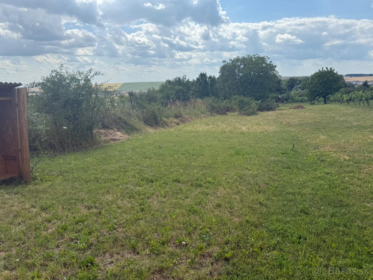 Pozemok 538m2 s bunkou 6x3,5m2 Malý Lapas