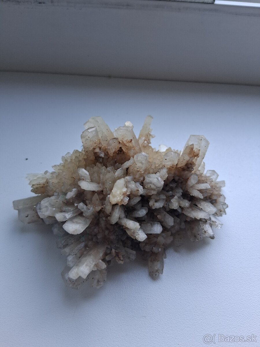 Mineral na predaj pravdepodobne sa jedna o quartz