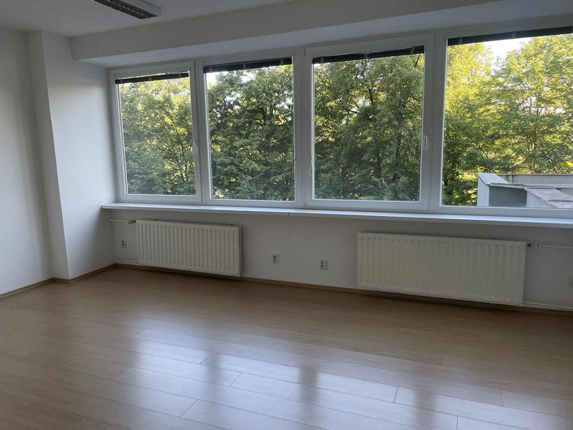 Dáme do prenájmu kancelárske priestory o výmere 12,5 m2 aleb