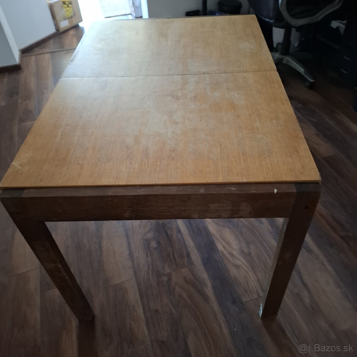 Starsi jedalensky roztahovaci stol