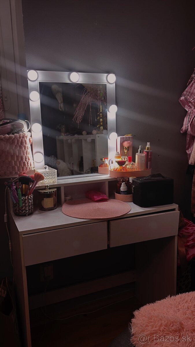 Kozmetický stolík