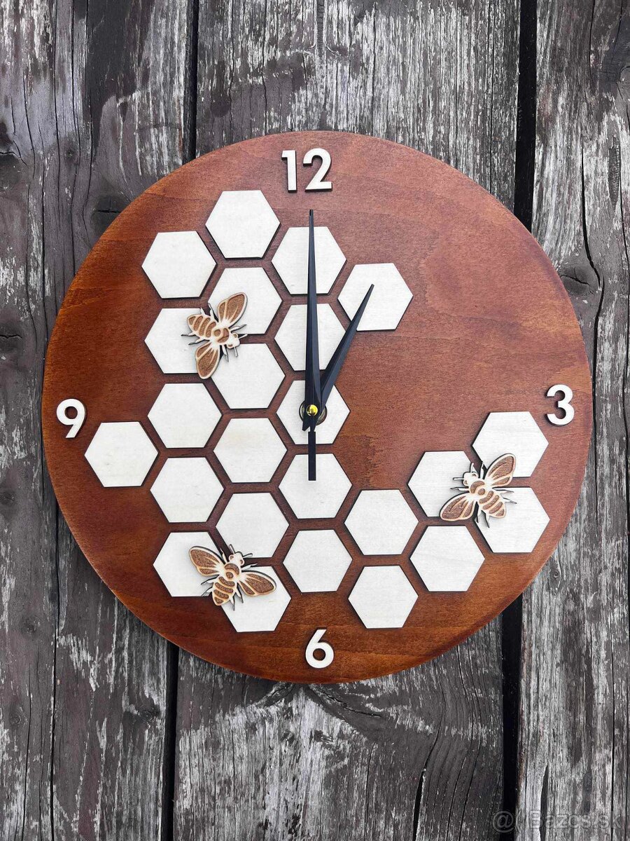 Včelárske drevene hodiny
