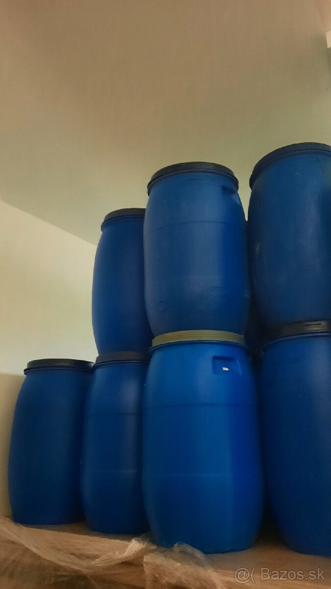 Plastové sudy rôznych objemov – 100 l, 200 l, 50 l –