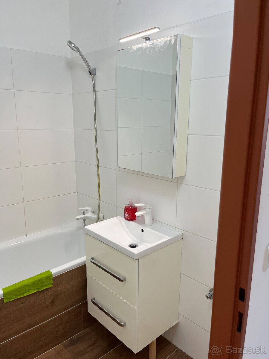 DARUJEM KÚPEĽŇOVÚ ZRKADLOVÚ SKRIŇU A SKRINKU POD UMÝVADLO