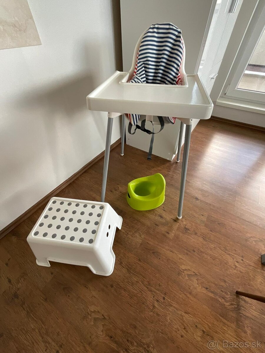 Detská stolička ANTILOP s podnosom, popruhmi a vankúšom.