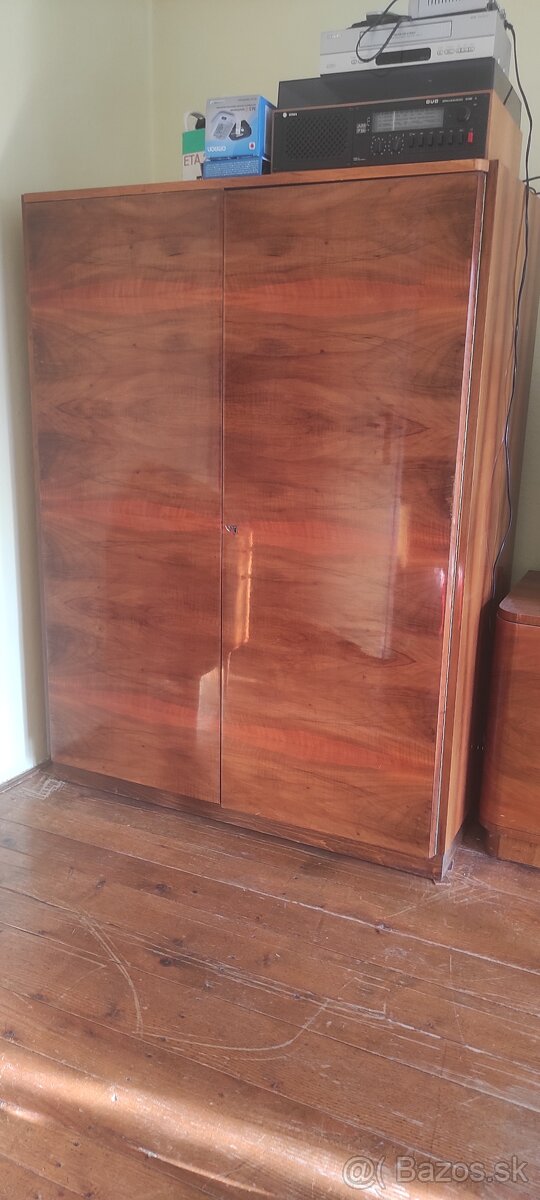 Drevená skriňa vo vysokom lesku