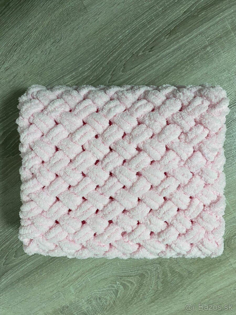 Háčkovaná baby pink (ružová) deka z jemnej evo vlny