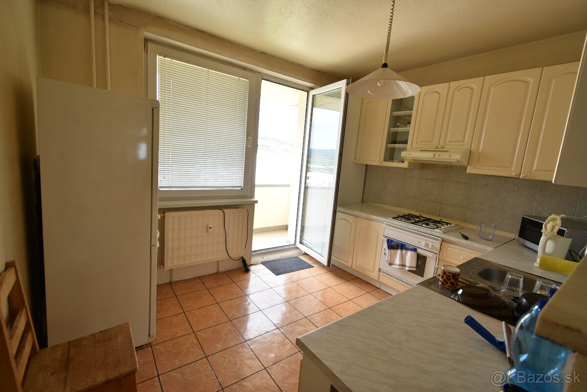 Pezinok:Ponúkame priestranný 3 izbový byt , Svätoplukova ul.