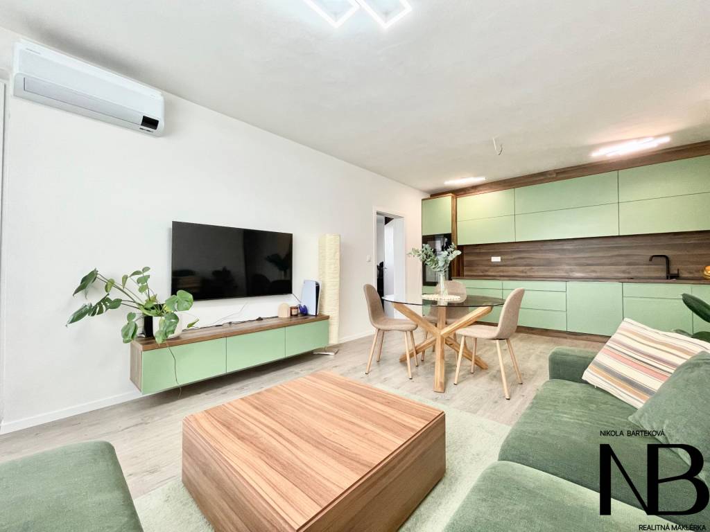 Na predaj štýlový 2-izbový byt s loggiou a parkovaním – TN, 