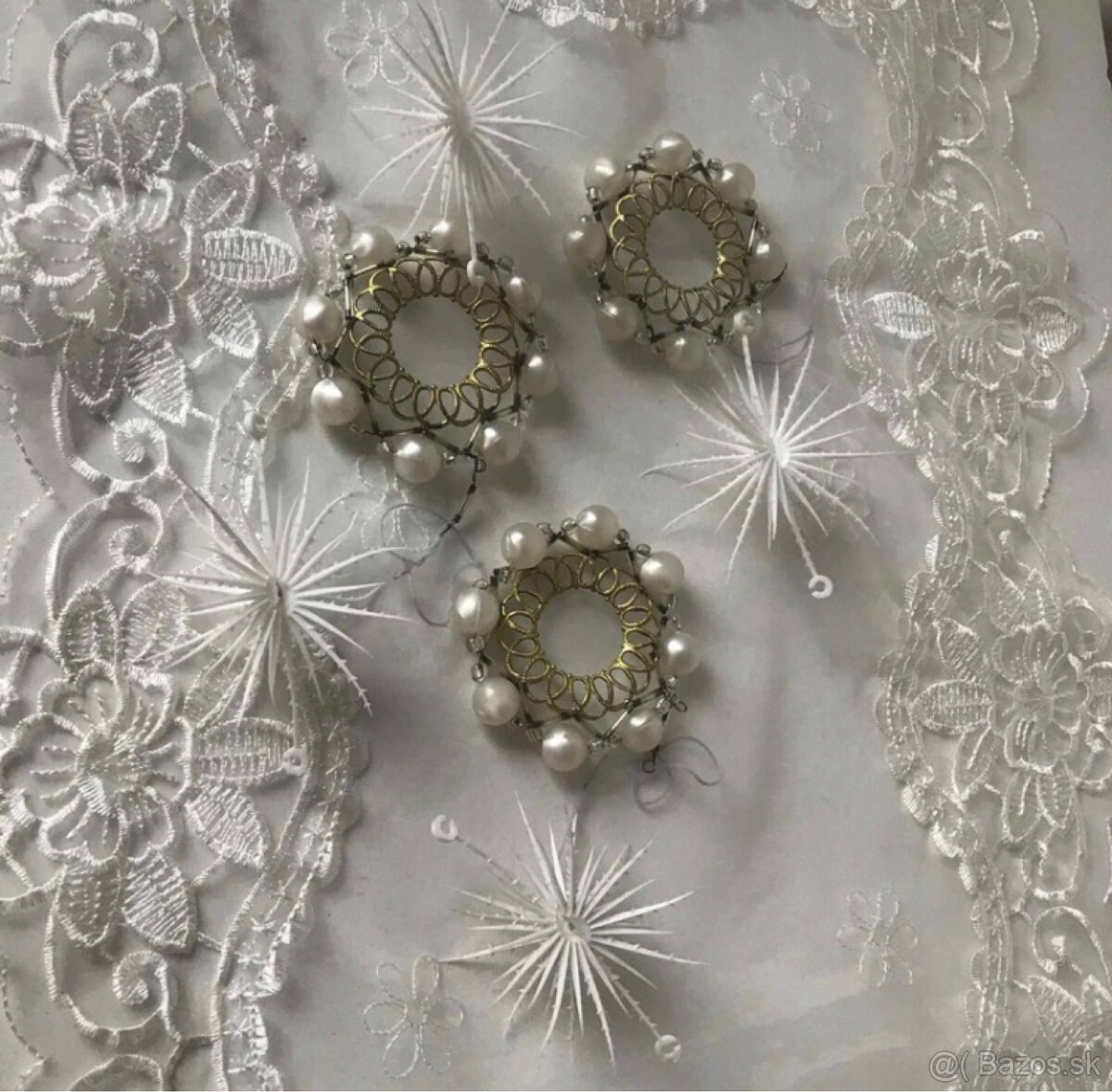 Retro ozdoby na stromček a snehové vločky.