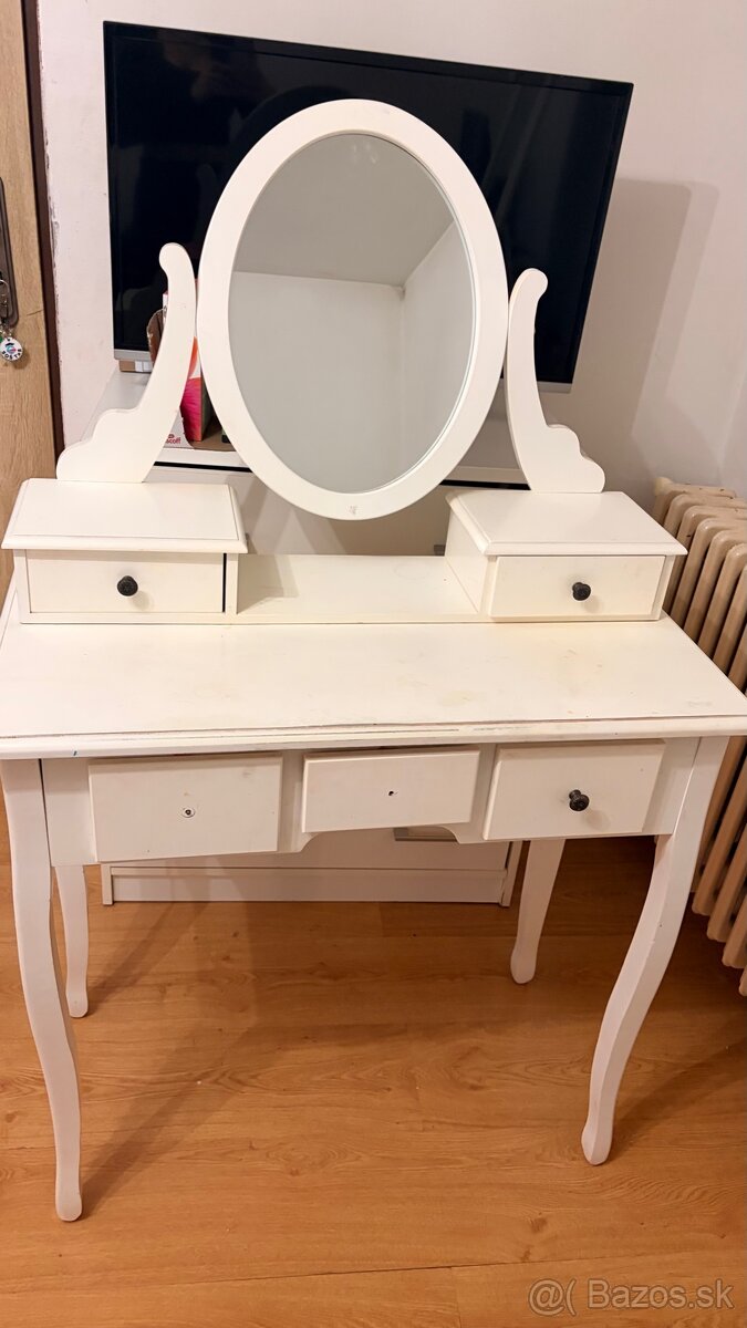 Kozmetický stolík