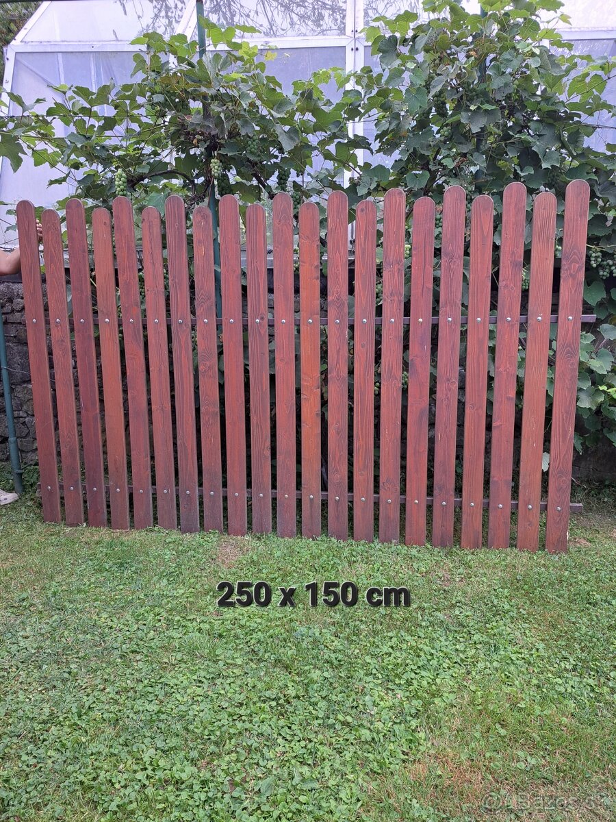 Drevený plot s bránou