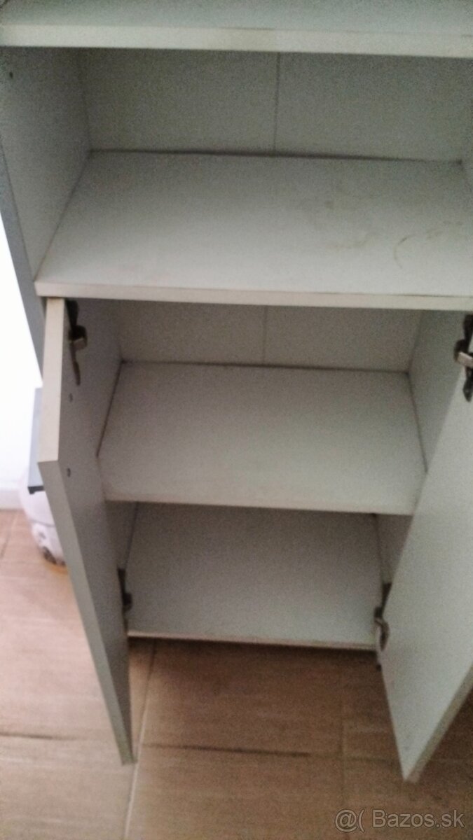 Biela kúpeľňová skrinka