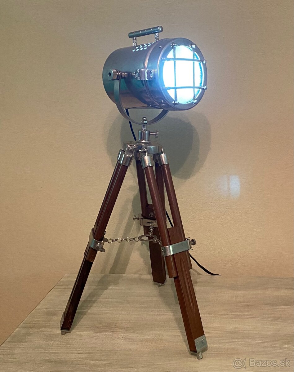 Dizajnová tripod lampa
