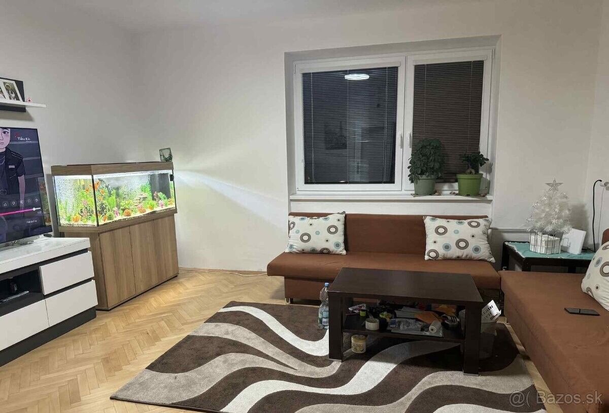 Na prenájom zariadený 3 izbový byt v dome, Slovenský Grob.