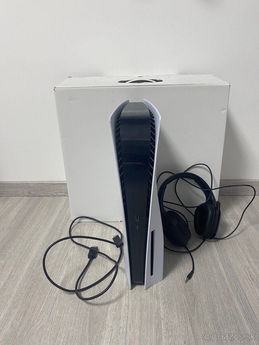 PS5 disková verzia + ovládač + káble + slúchadlá