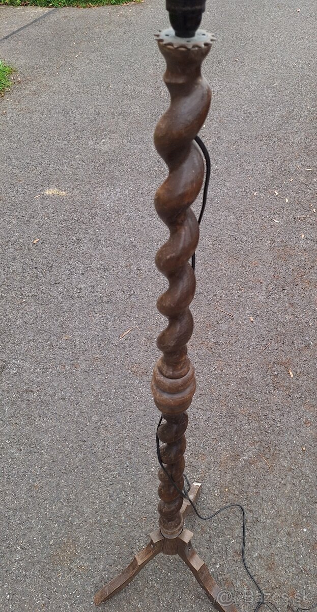 Predam drevenu lampu