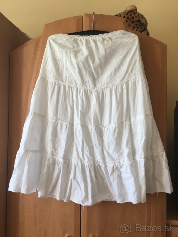 Biela vyšívaná sukňa