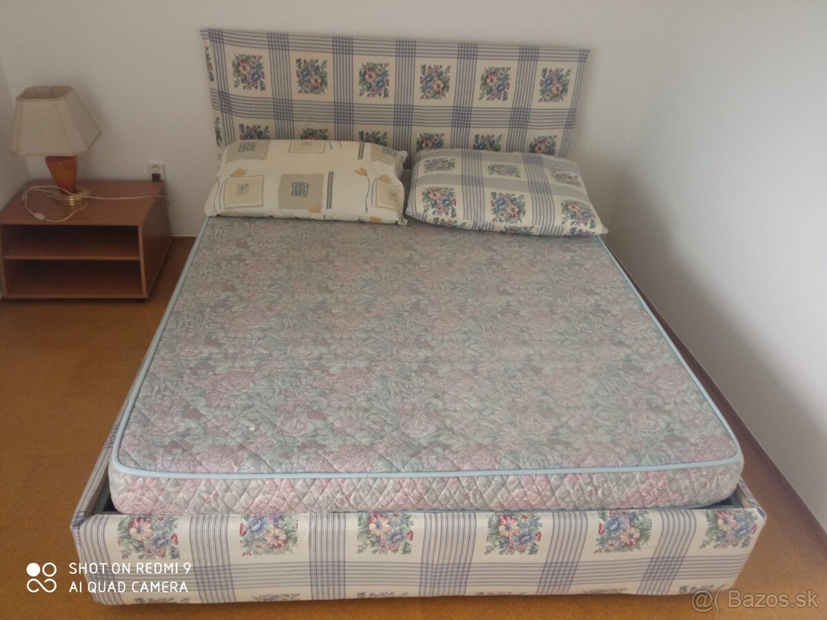Kovová posteľ s madracom.
