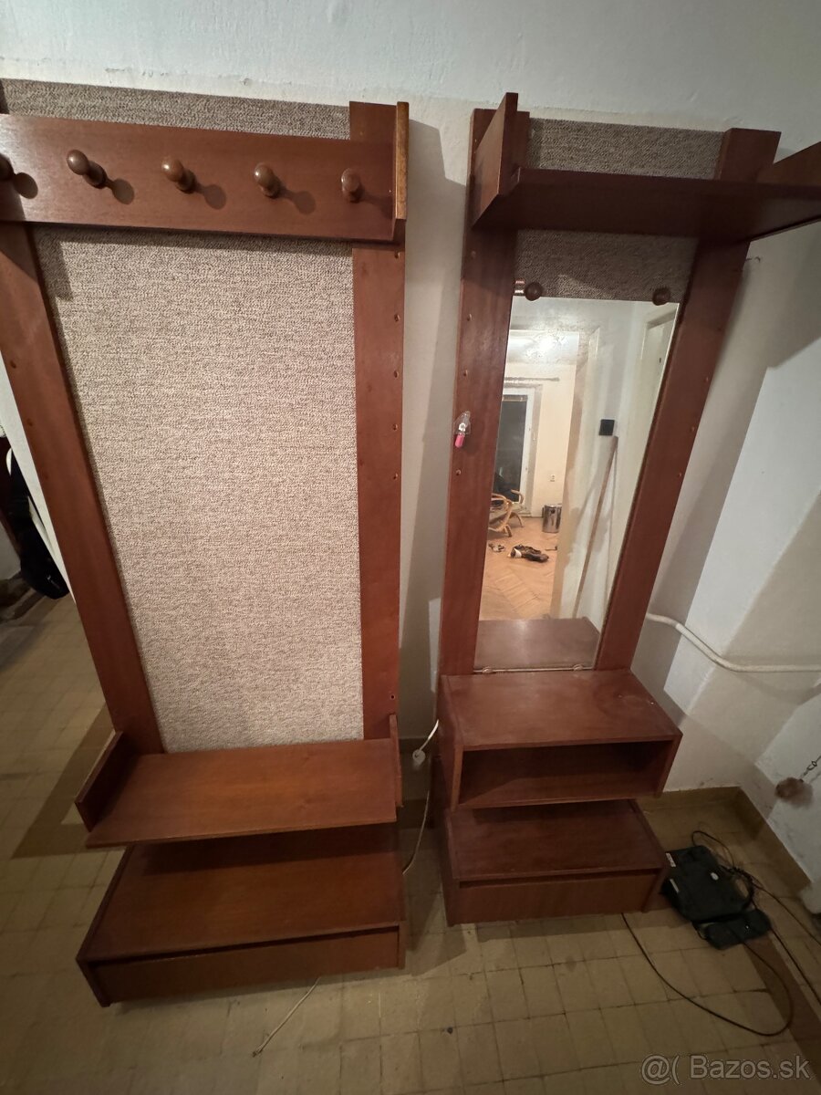 Botnik aj s vesiakmi a poličkami