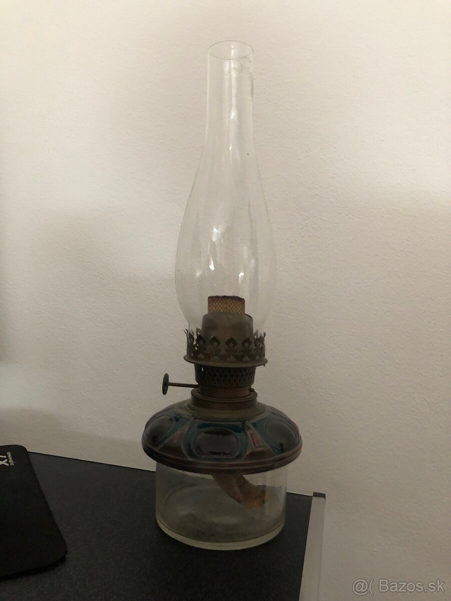 Starožitna petrolejová lampa