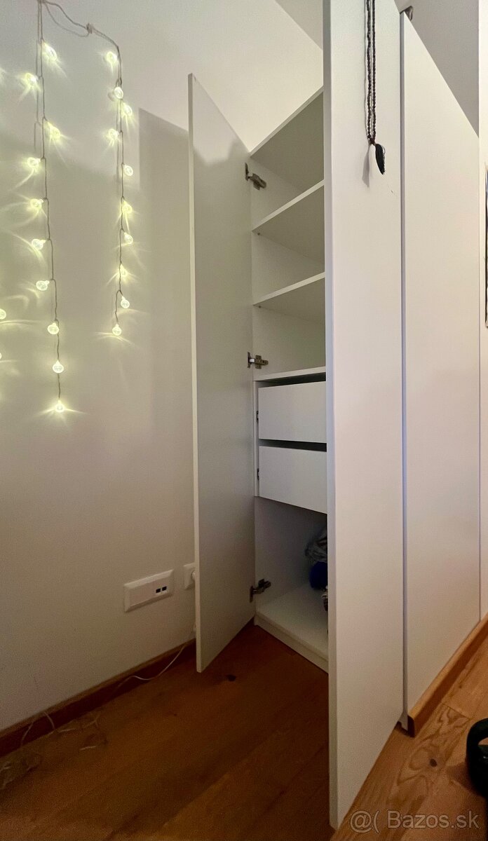 Biela skriňa na mieru