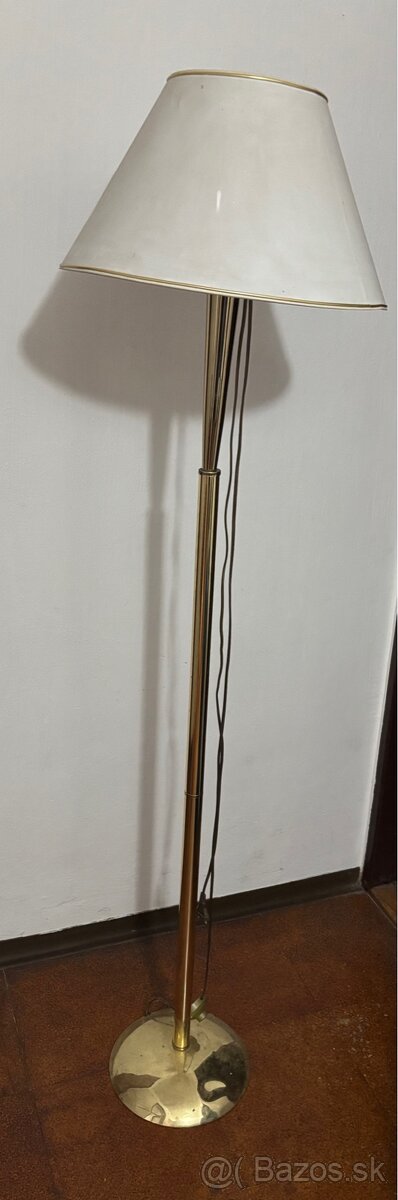 Predam samostatne stojacu lampu