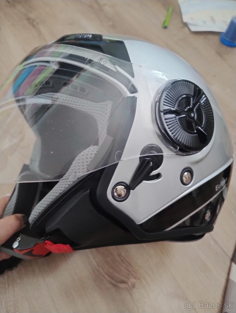 Predám úplne novú helmu na skuter xxl