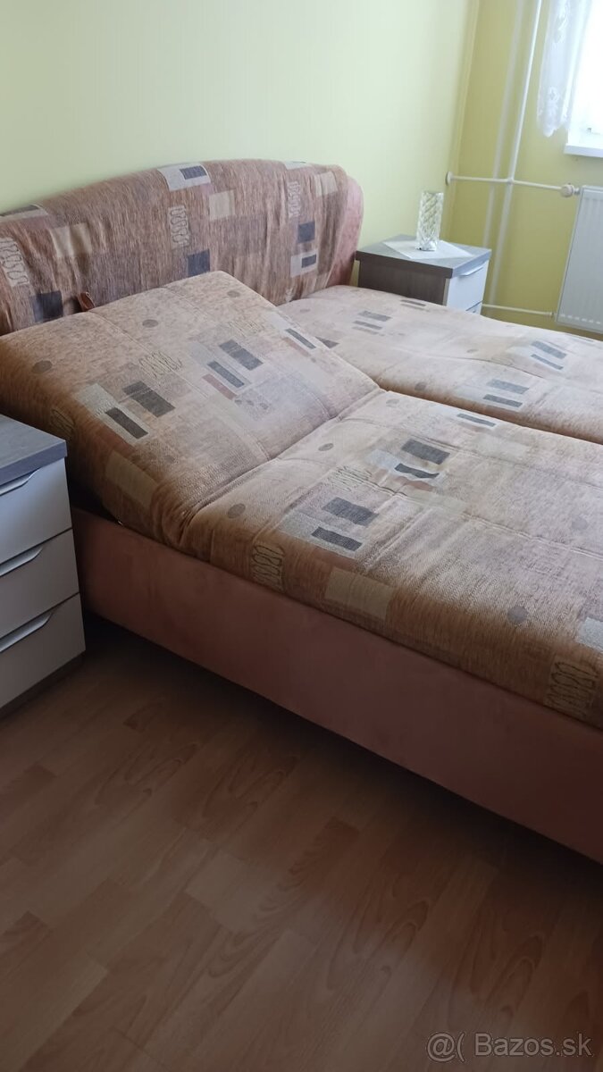 Čalúnená manželská posteľ