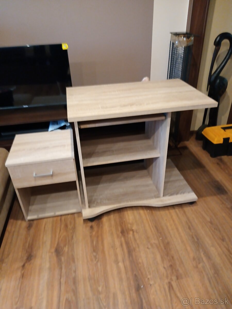 Stolík pod PC