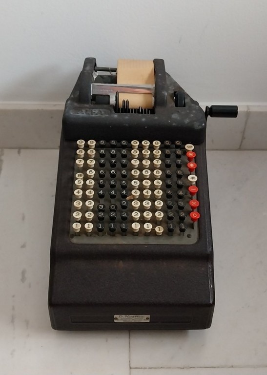 STAROŽITNÝ MECHANICKÝ POČÍTACÍ STROJ