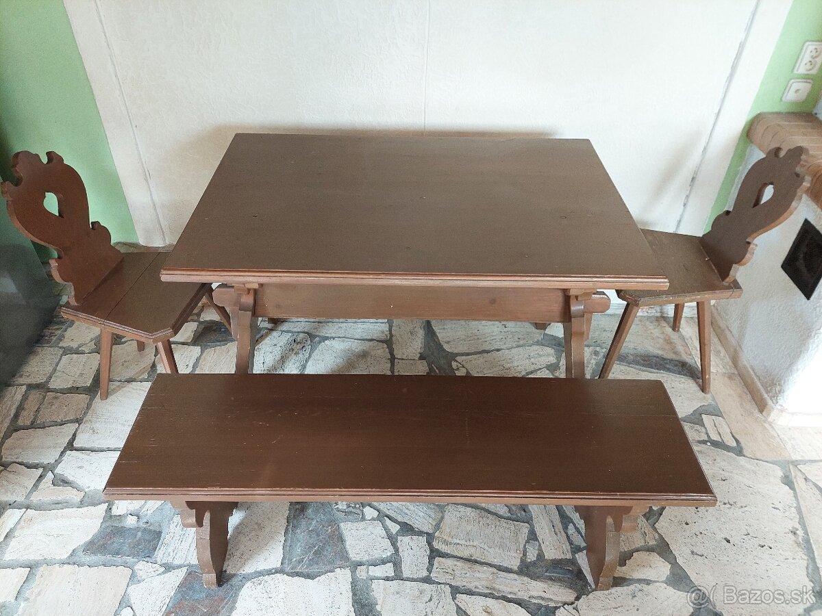Stôl so stoličkami a lavicou