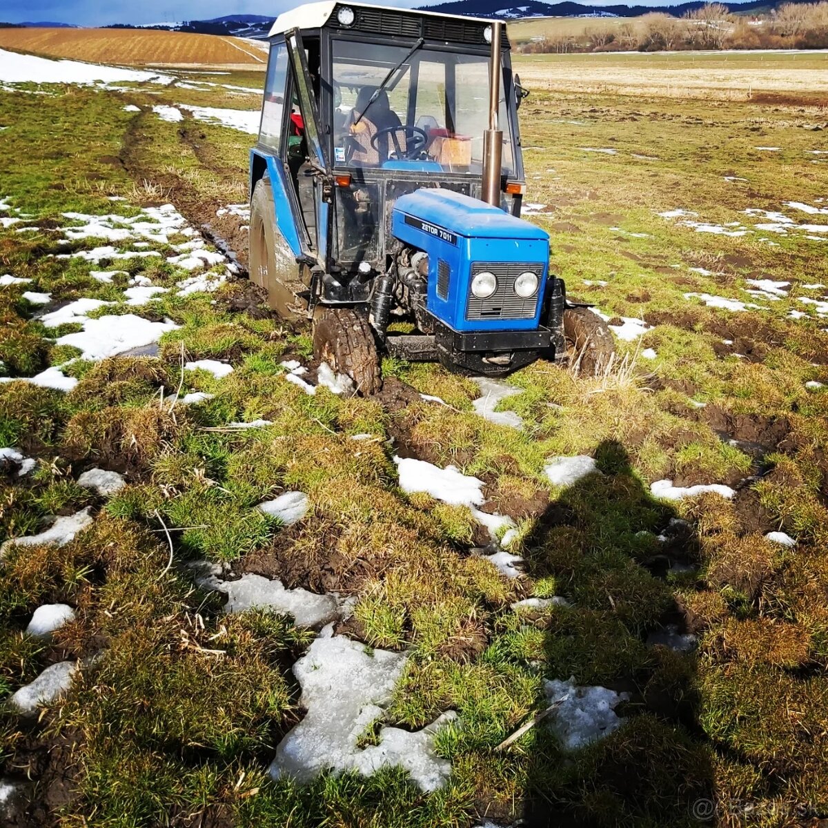 Zetor 7011 s čelným nakladačom
