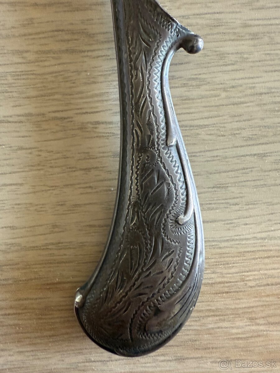 Strieborny drziak na hreben