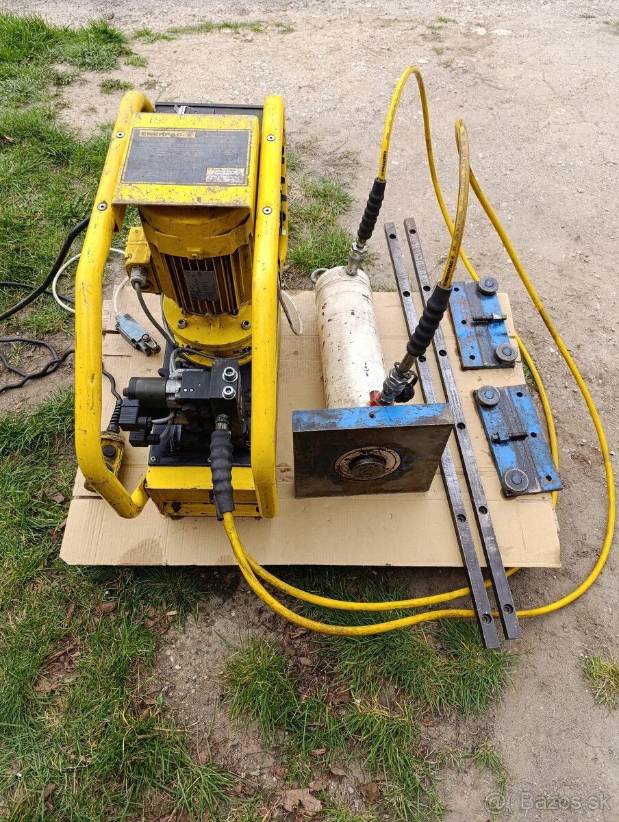 Hydraulický agregát ENERPAC s piestom a ovládaním