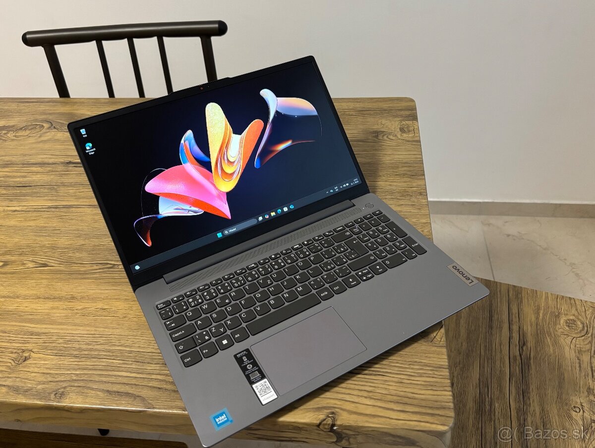 15.6"/Lenovo/4GB RAM DDR5/NvMe SSD 128GB/Intel HD 2GB/
