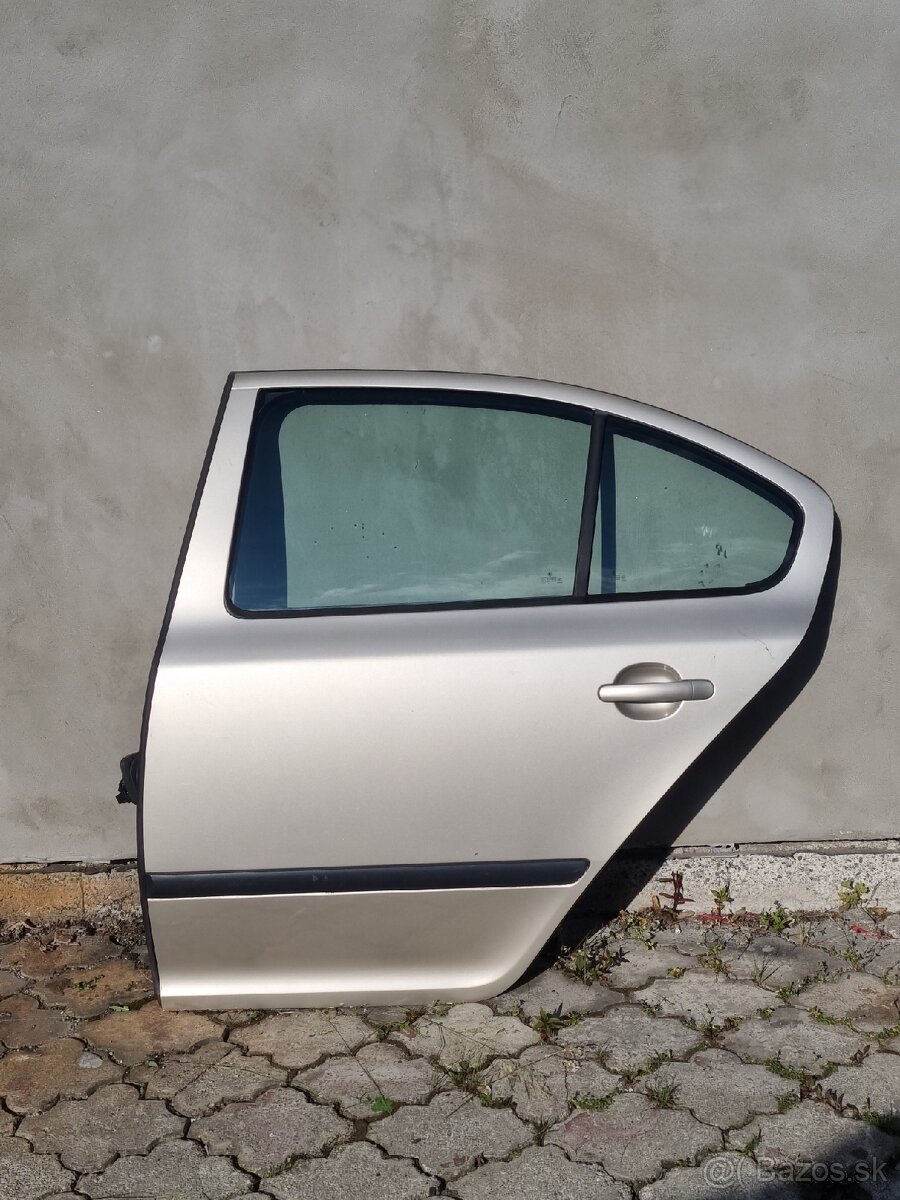 Škoda Octavia 2 ľavé zadne dvere sedan