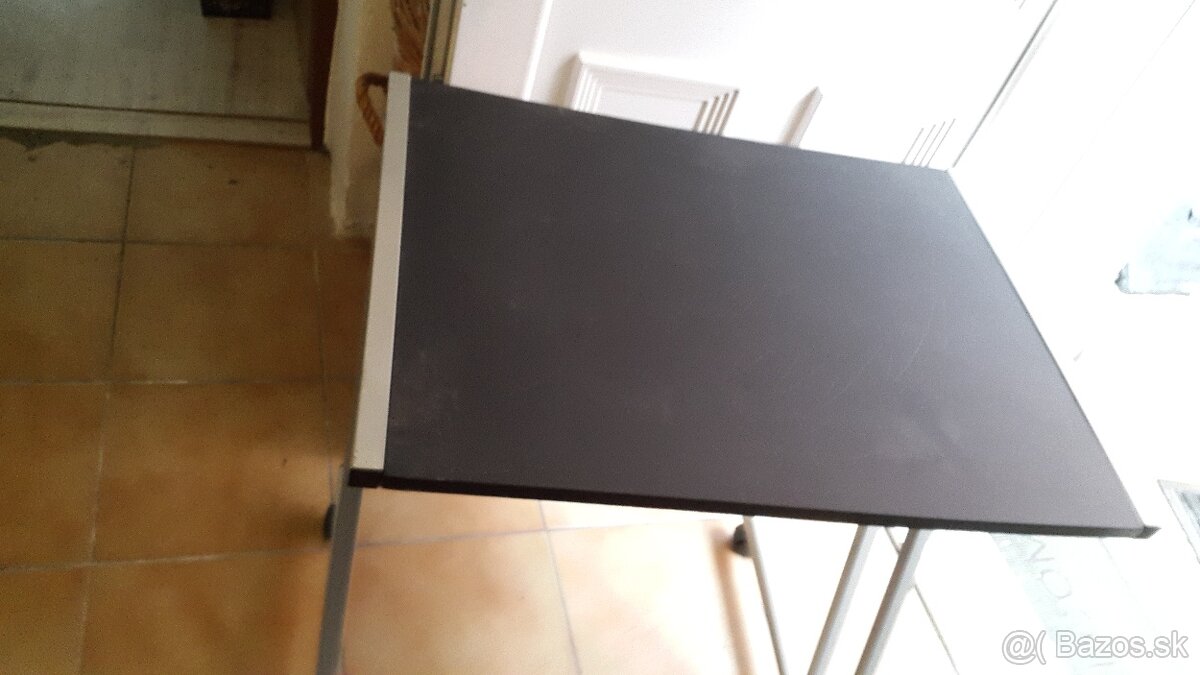 Stolík na laptop