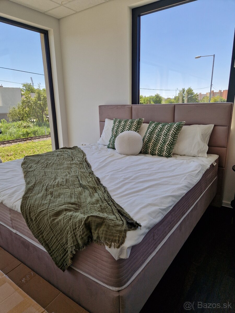 Masívna boxspring posteľ s matracmi a roštami – zn. SANAS