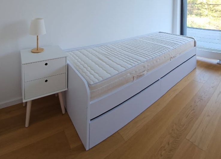 Postel biela 80 x 200 Drevona TADE a nočný stolík biely