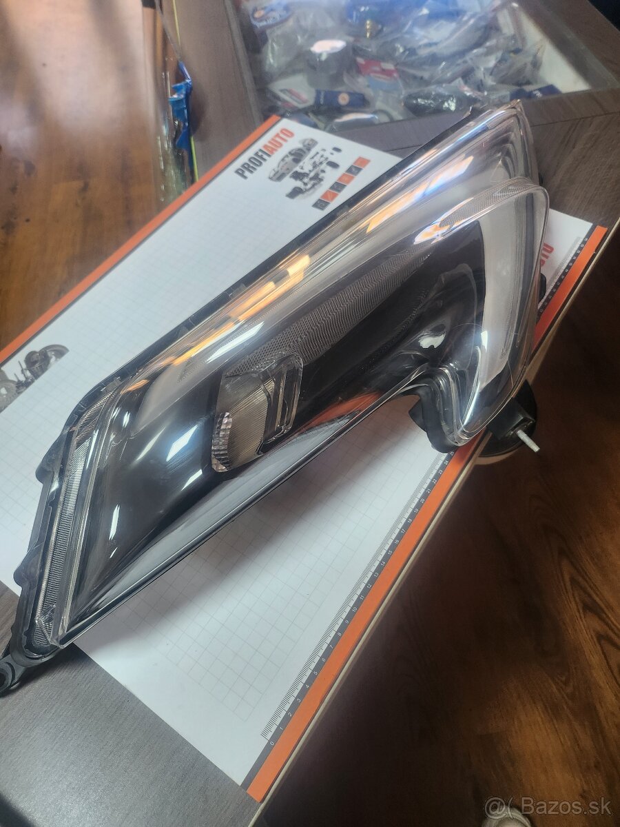 Prave predne svetlo Nissan Juke