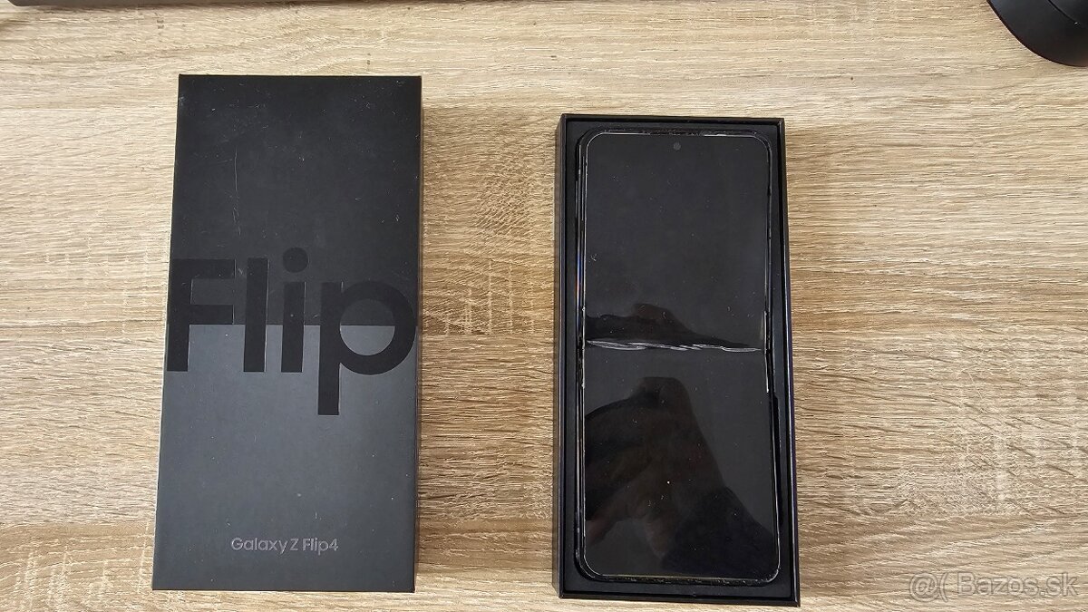 Poškodený Samsung Galaxy Z Flip 4 na diely