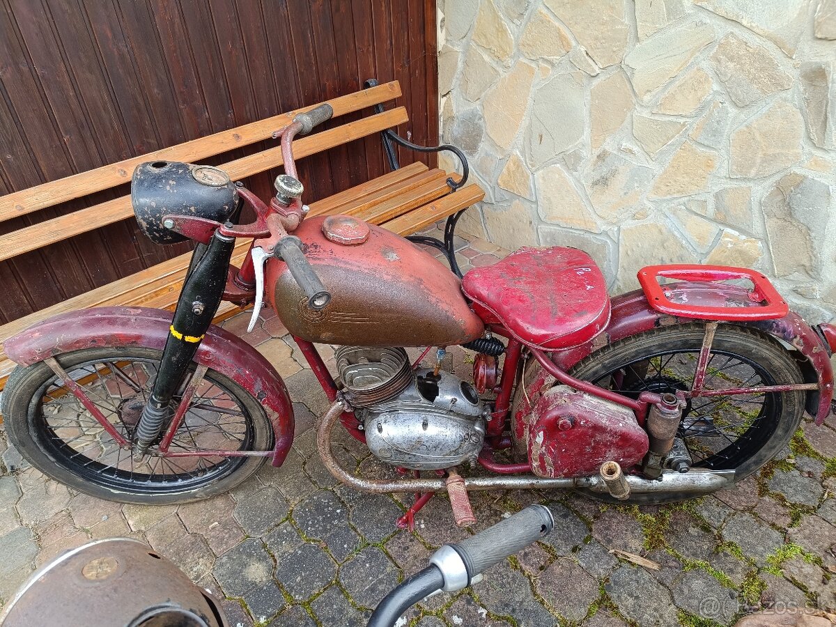 Veterán ČZ 150 c malý perák