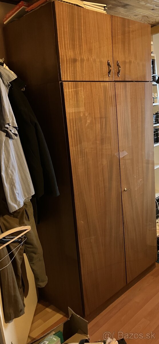 Drevená skriňa so skrinkou