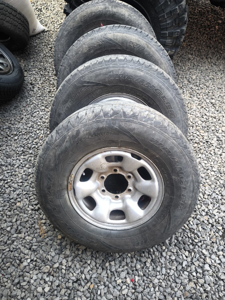 255/70 R15 C 6x139.7 M+S