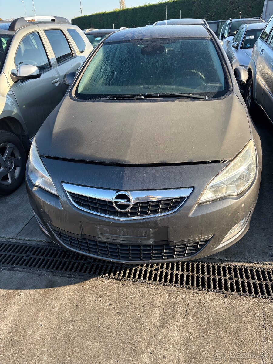 OPEL ASTRA J 4 NARAZNIK KAPOTA SVETLO BLATNIK