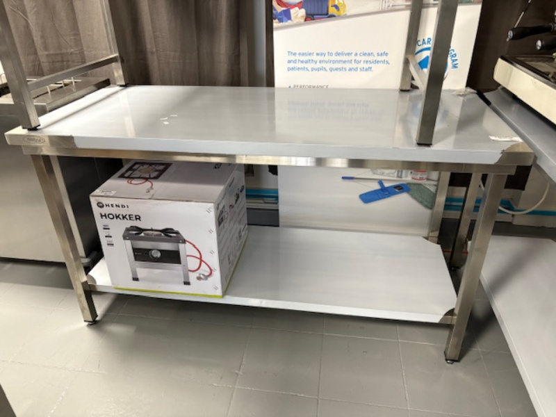 Nerezový stôl s policou