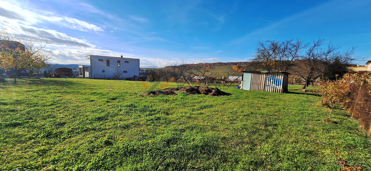 Na predaj pozemok o rozlohe 1 449 m² so záhradou a studňou v